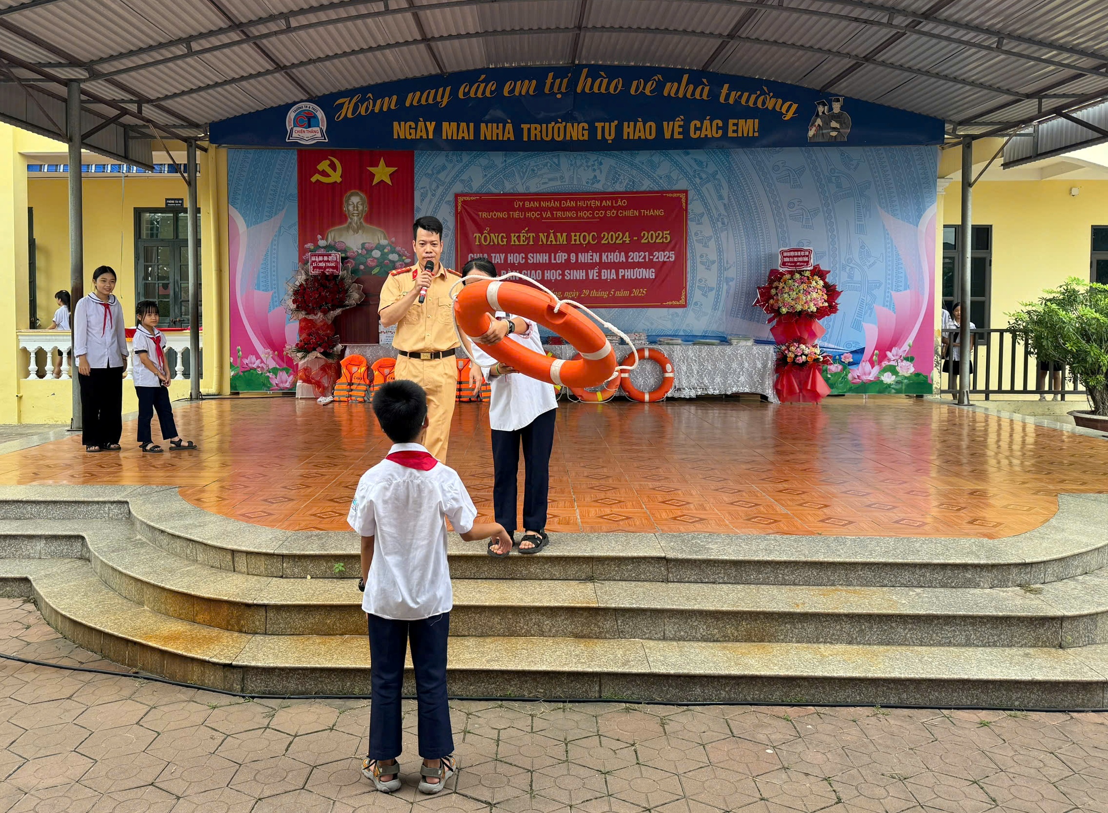 Đội Cảnh sát đường thủy số 2 tuyên truyền phòng chống đuối nước tới hơn 500 học sinh tại xã Chiến Thắng (An Lão)